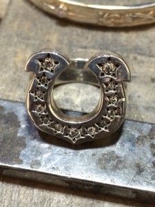 ホースシューリング　CZ　アカ