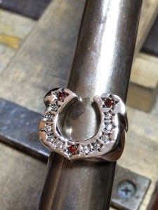 ホースシューリング　CZ　アカ2